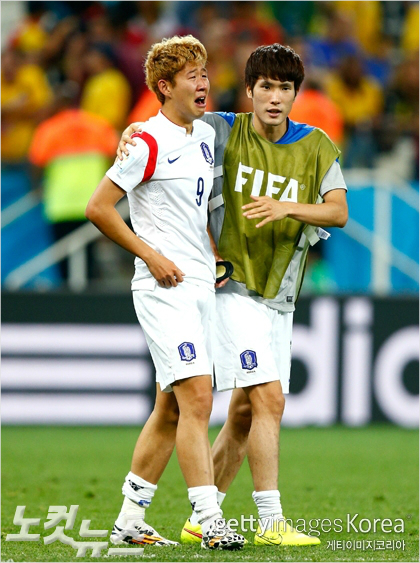 '울지마,흥민아'한국축구대표팀손흥민(9번)이27일(한국시각)벨기에와브라질월드컵H조최종전에서0-1로진뒤눈물을쏟아내자한국영이위로하고있다.(사진=게티이미지)