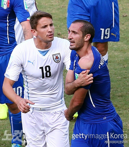 지난25일열린브라질월드컵D조이탈리아와우루과이의경기에서루이스수아레스에게물린조르지오키엘리니가왼쪽어깨를드러내며심판에게항의하고있다(사진=ⓒGettyImages/멀티비츠제공)