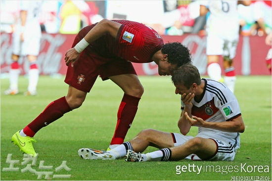 포르투갈의페페(사진왼쪽)가황당한'박치기'로월드컵역사의한페이지를장식했다(사진=ⓒGettyImages/멀티비츠제공)