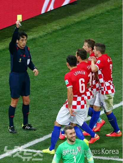 지난13일열린브라질월드컵개막전에서크로아티아선수들이브라질의페널티킥을선언한니시무라심판의판정을이해할수없다며항의하고있다(사진=ⓒGettyImages/멀티비츠제공)