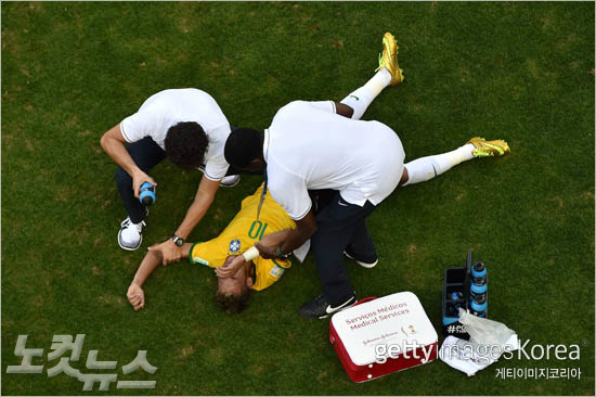 칠레와의16강경기중쓰러진브라질의공격수네이마르가치료를받고있다.(사진=ⓒGettyImages/멀티비츠제공)