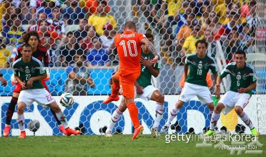 네덜란드의간판스타스네이더가벼락같은중거리슛을시도하고있다(사진=ⓒGettyImages/멀티비츠제공)