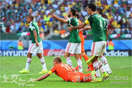'이건다이빙아냐'네덜란드아르옌로번(11번)이30일(한국시각)멕시코와브라질월드컵16강전에서후반추가시간상대수비에걸려넘어진뒤주심을바라보고있다.(사진=게티이미지)