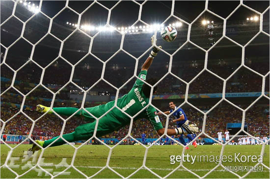 '로번과는차원이다르지'코스타리카골키퍼케일러나바스가30일(한국시각)그리스와브라질월드컵16강전승부차기에서몸을던져상대게카스의슛을쳐내고있다.(사진=게티이미지)
