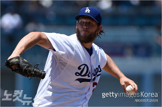 '에이스의늠름한자태'LA다저스클레이튼커쇼가30일(한국시각)세인트루이스와홈경기에서역투를펼치고있다.(사진=게티이미지)