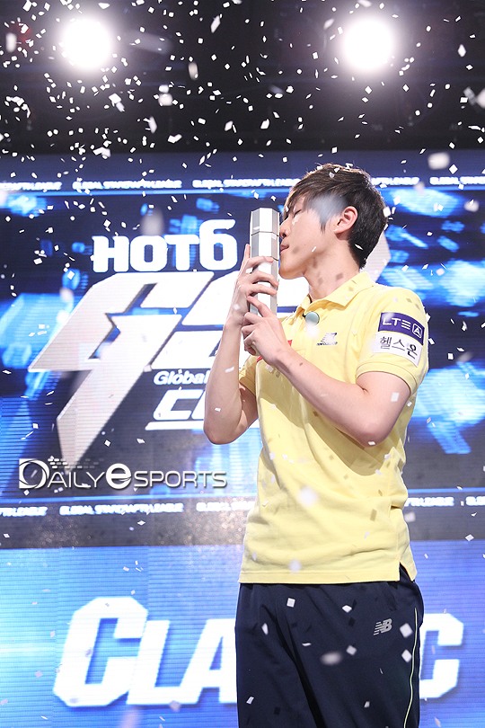 6년 만에 우승 차지한 SK텔레콤 T1 김도우.