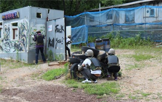 서바이벌 게임을 즐기고 있는 아바(A.V.A) 이용자들.