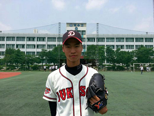 ▲KT가1차연고권을행사한덕수고사이드암투수엄상백.사진│KT위즈