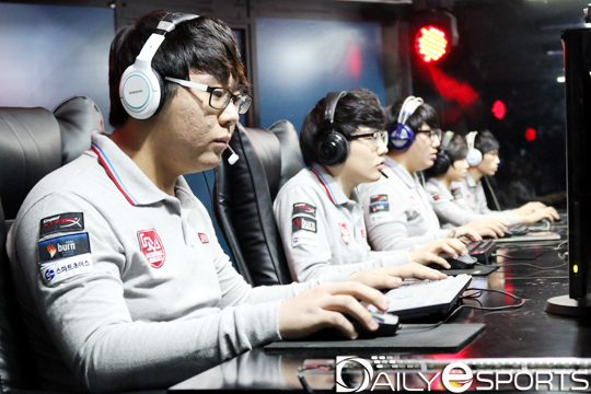 '내전 압승' IM 2팀, 8강 기회 잡았다