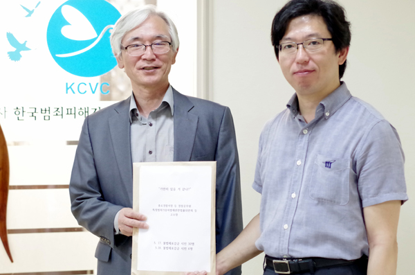 ▲고소장접수하고있는이덕우단장과장석준노동당부대표(사진=노동당)