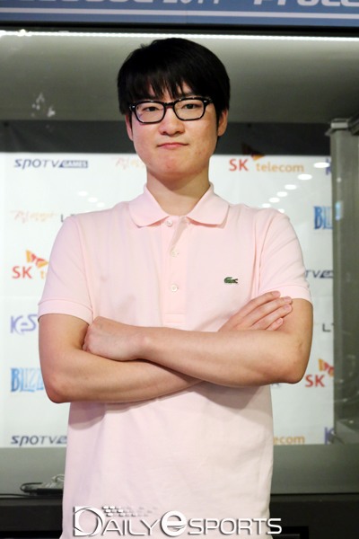 마이인새니티 손석희가 한국에 휴식차 방문했을 때 프로리그 현장을 CJ 엔투스 선수들과 함께 찾은 모습.