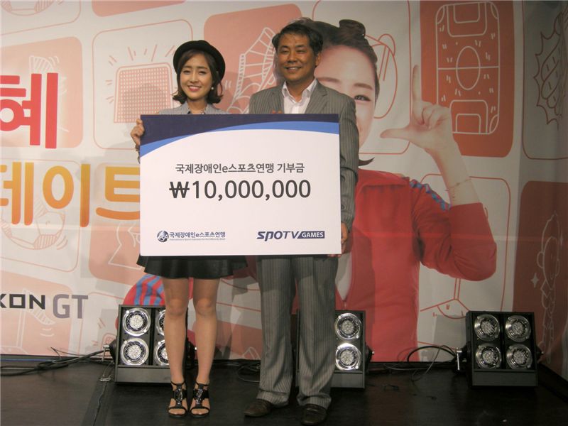 스포TV 게임즈 아나운서 신지혜(왼쪽)과 국제장애인e스포츠연맹 송석록 사무국장이 조인식에 임했다.