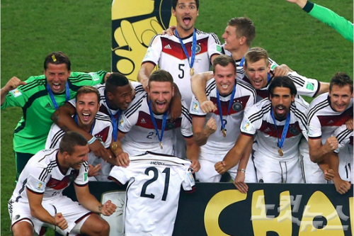 독일선수들이월드컵우승세리머니도중월드컵을앞두고부상때문에대표팀에서하차한동료마르코루이스(등번호21번)를잊지않고그의유니폼을들고함께기쁨을만끽하고있다(사진=ⓒGettyImages/멀티비츠제공)