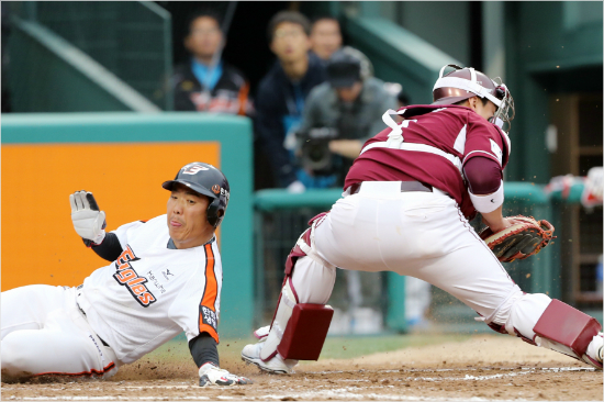 역대프로야구최초로9년연속20도루기록에도전하는한화정근우.(자료사진=한화이글스)