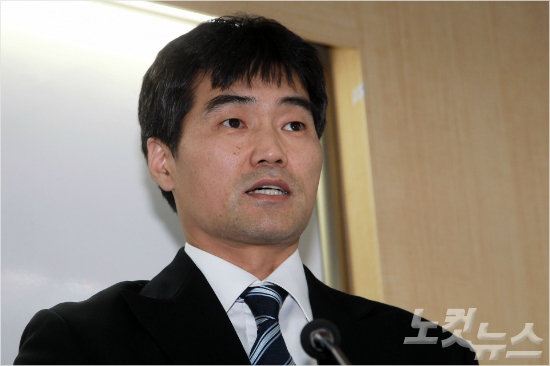 지난10일'2014KCC아시아퍼시픽대학농구'고려대와의결승전에서심판의판정에항의중욕설·폭행으로물의를빚은연세대정재근감독이11일오후서울신촌연세대에서기자회견을갖고있다.정감독은해당심판에게죄송하다며감독직사퇴의사를밝혔다.황진환기자