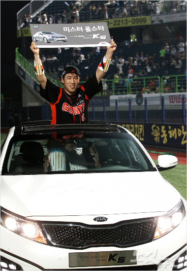 '받아본사람만그기분알죠'18일광주에서열리는'2014한국야쿠르트세븐프로야구'올스타전MVP는K5승용차를부상으로받는다.사진은지난해올스타전에서롯데전준우가MVP에올라K5승용차를타고기뻐하는모습.(자료사진=윤성호기자)