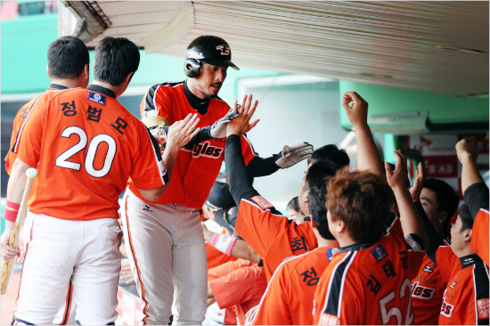 한화김경언이2회역전결승3점홈런을때려낸뒤더그아웃으로들어와동료들의축하를받고있다.(인천=한화이글스)
