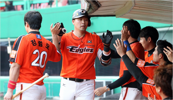 한화김태완이16일SK원정에서2회쐐기솔로포를때린뒤동료들과하이파이브를하고있다.(인천=한화이글스)