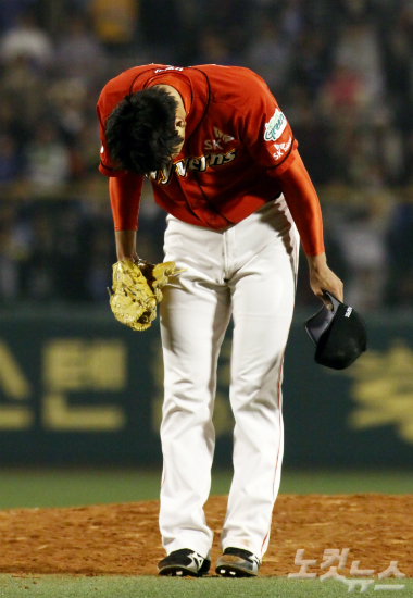 '제가못해서죄송합니다'SK는16일전반기최종전인한화와홈경기에서이만수감독대신에이스김광현이나와전반기결산인터뷰를진행했다.사진은지난해김광현이경기전인사를하는모습.(사진=SK와이번스제공)