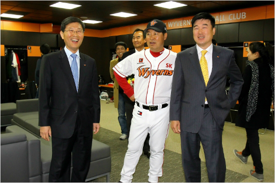 '누가책임을져야합니까'이만수감독(가운데)이지난3월30일클럽하우스투어때임원일구단대표(왼쪽),민경삼단장(오른쪽)등과함께했던모습.(자료사진=SK와이번스)