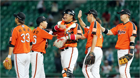 '후반기더잘할게요'한화는전반기마지막6경기를5승1패상승세로마무리하며후반기반등을예고했다.사진은16일SK전12-3대승을거둔뒤선수들이하이파이브를하는모습.(인천=한화이글스)