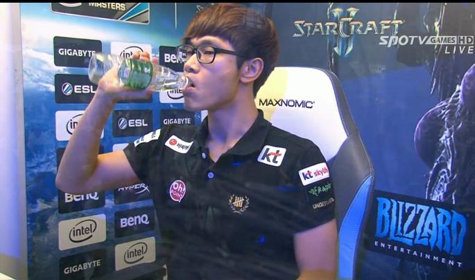 KT 롤스터 주성욱이 16강 A조 승자전에서 강초원을 제압하고 물을 들이켜고 있다(사진=IEM 방송 캡처).