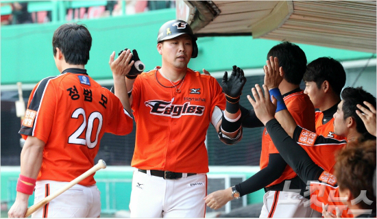 '민혁아,고마워'한화김태완이16일문학SK전에서2회쐐기1점홈런을날린뒤동료들의축하를받고있다.(인천=한화이글스)