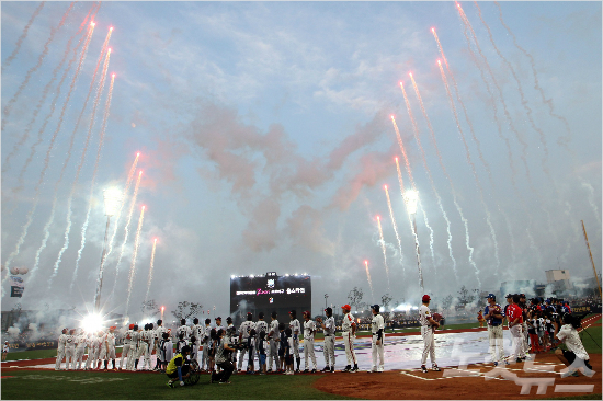 프로야구올스타전이사상처음으로1,2군경기가18일더블헤더로진행된다.사진은지난해포항에서열린올스타전모습.(자료사진=윤성호기자)