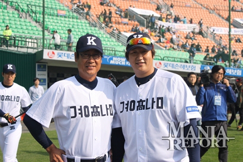 ▲부산고-경남고레전드열전당시의김용희해설위원(사진좌)과이대호(사진우).사진│김현희기자