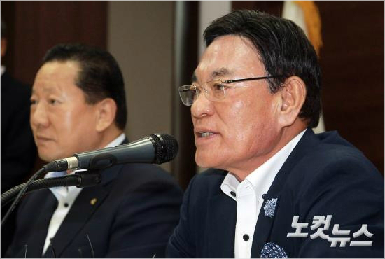 박순호2014인천아시아경기대회선수단장과김정행대한체육회장은대회에참가하는산하협회및연맹이남북단일팀구성에부정적인의견을밝혔다고전했다.황진환기자