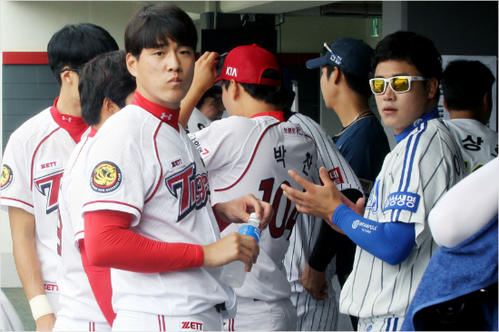 '모처럼찾아온기회인데...'18일2014퓨처스올스타전에출전한KIA삼성등남부리그선수들이비로노게임이선언되자더그아웃으로들어와아쉬운표정으로그라운드를쳐다보고있다.(광주=KIA타이거즈)