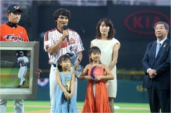 '한국의루게릭'박찬호가18일'2014한국야쿠르트세븐프로야구'올스타전에앞선은퇴식에서아내,두딸등가족과구본능KBO총재(오른쪽),전소속팀후배이태양(왼쪽)등이지켜보는가운데소감을밝히고있다.(광주=KIA타이거즈)