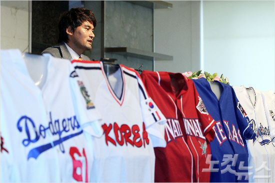 '아쉬운은퇴회견'박찬호는2012시즌뒤공식행사없이기자회견을통해은퇴를선언해아쉬움을남겼다.사진은그해11월회견모습.(자료사진=윤창원기자)