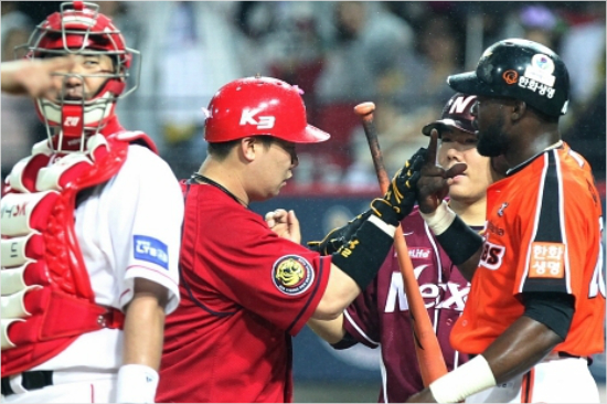 '아쉽다,나지왕~!'KIA나지완이18일올스타전에서홈런을날린뒤한화피에,넥센박병호등웨스턴동료들의축하를받고있다.(광주=KIA타이거즈)