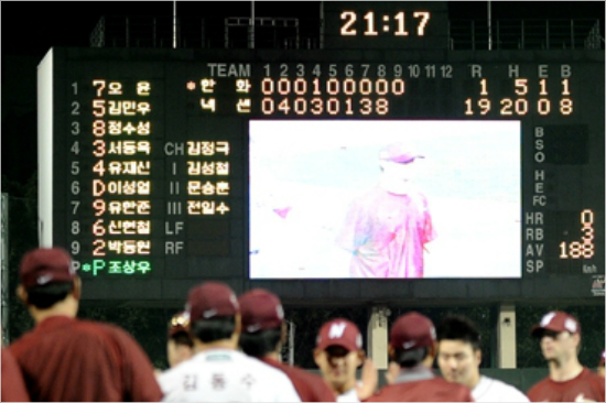 '핸드볼스코어는막읍시다'10구단kt가가세하는내년프로야구는팀당경기수가144경기로늘어남에따라1군엔트리도확대될전망이다.올해속출하는핸드볼스코어를막기위해서라도엔트리확대는필수라는의견이다.사진은지난5월15일넥센이팀최다득점을올린모습.(자료사진=넥센)