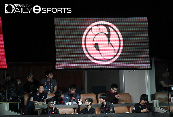 중국의 인빅터스 게이밍 선수들이 스위트룸에서 휴식을 취하고 있다.