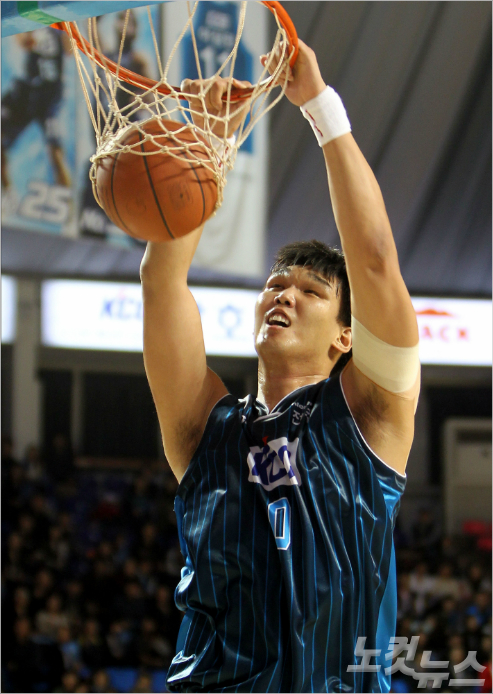 공익근무를마치고코트로돌아오는전주KCC소속의국내최장신(221cm)센터하승진(자료사진/노컷뉴스)