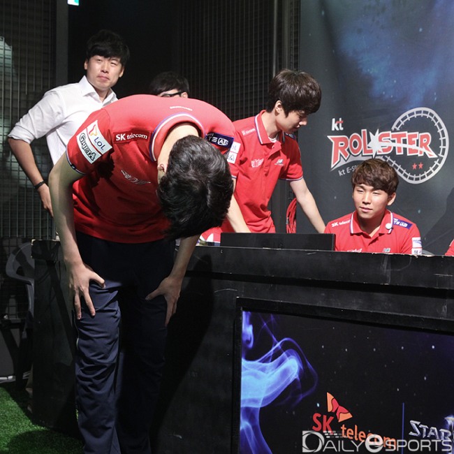 SK텔레콤 T1 원이삭이 통합 플레이오프 2차전에서 승리한 뒤 팬들에게 인사하고 있다.