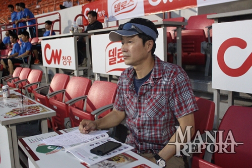 ▲날카로운눈으로그라운드에서활약하는유망주들을살피는LG정성주차장.사진│김현희기자