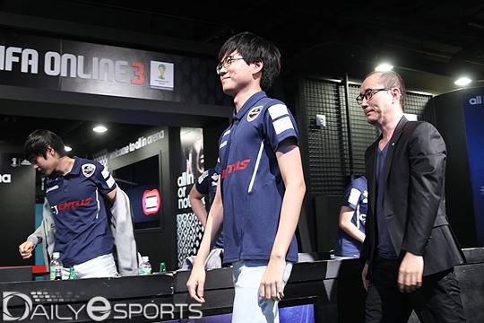 CJ 엔투스 정우용이 1차전에서 김도우를 메카닉을 제압한 뒤 당당히 걸어 나오고 있다.