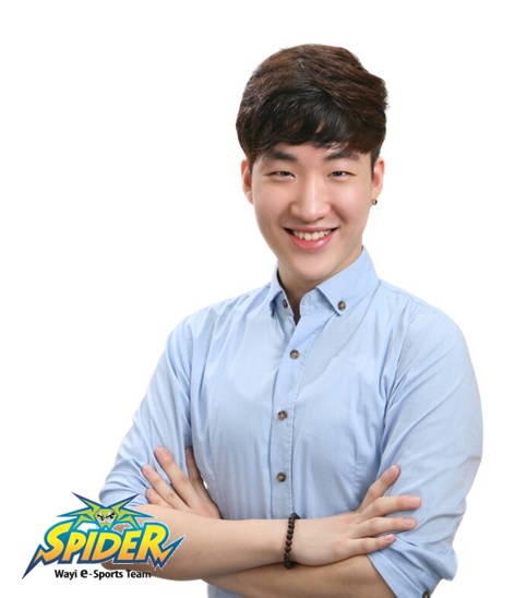 대만 프로게임단인 화이 스파이더가 공식 페이스북에 올린 홍덕의 사진.