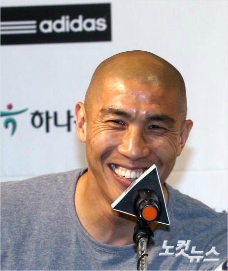 17일오전서울종로구축구회관에서열린'K리그올스타with팀박지성'미디어데이행사에서차두리가취재진의질문에답하고있다.(윤성호기자)