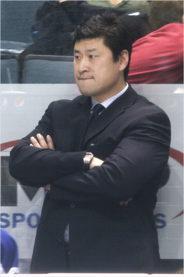 대한아이스하키협회는총괄디렉터겸남자대표팀감독에한국인최초로북미아이스하키리그(NHL)무대를누빈백지선감독을임명했다(자료사진=대한아이스하키협회)