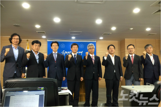 이용수대한축구협회신임기술위원장(오른쪽두번째)이문화체육관광부의'한국축구혁신특별전담팀'구성·운영기자회견후화이팅포즈를취하고있다.