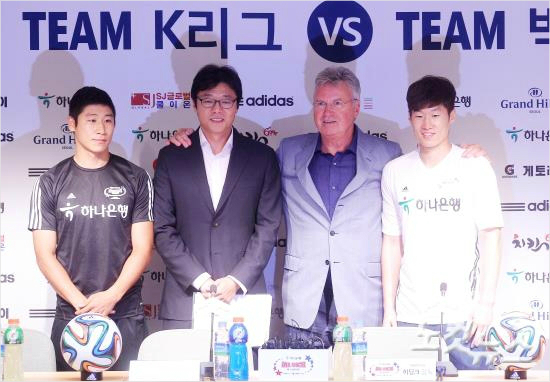 24일오후서울월드컵경기장에서열린하나은행K리그올스타with팀박지성기자회견에서팀K리그황선홍(왼쪽부터)감독과이근호,팀박지성히딩크감독과박지성이포즈를취하고있다(사진=노컷뉴스박종민기자esky0830@cbs.co.kr)