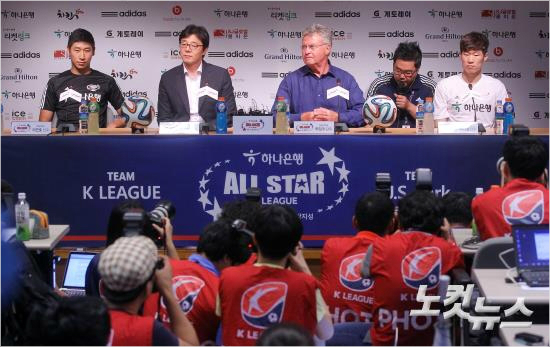 24일오후서울월드컵경기장에서하나은행K리그올스타with팀박지성기자회견이열리고있다.왼쪽부터팀K리그이근호,황선홍감독,팀박지성히딩크감독,박지성(사진=노컷뉴스박종민기자esky0830@cbs.co.kr)