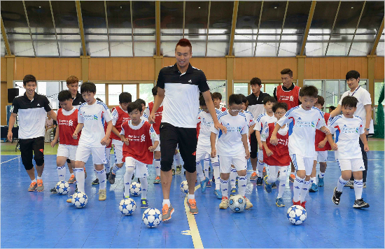 K리그올스타로선발된울산공격수김신욱이유소년축구클리닉에참가한어린이들에게드리블을가르치고있다.(자료사진=스탠다드차타드은행)