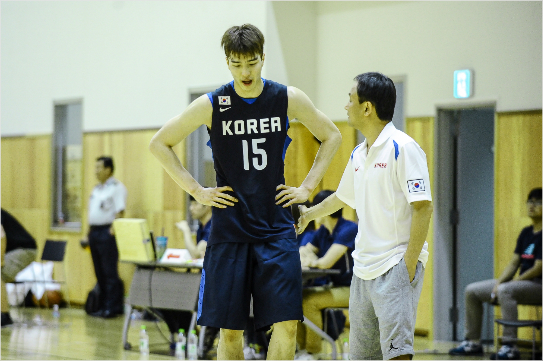 유재학(사진오른쪽)국가대표팀감독과대화를나누는국가대표센터김종규(사진/KBL제공)