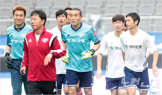 하나은행K리그올스타with팀박지성경기를앞둔'팀박지성'선수들이24일오후서울월드컵경기장에서몸을풀고있다.가장왼쪽에김병지선수가있다.(박종민기자)