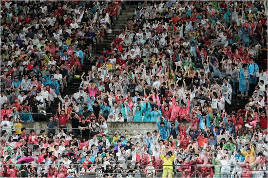 25일저녁서울월드컵경기장에서열린하나은행K리그올스타with팀박지성경기을찾은관중들이열띤응원을하고있다.(박종민기자)